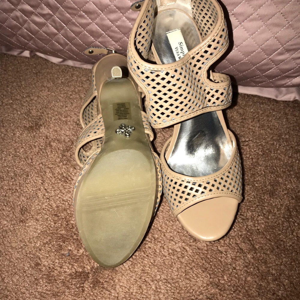 Simply Vera open-toed nude pumps